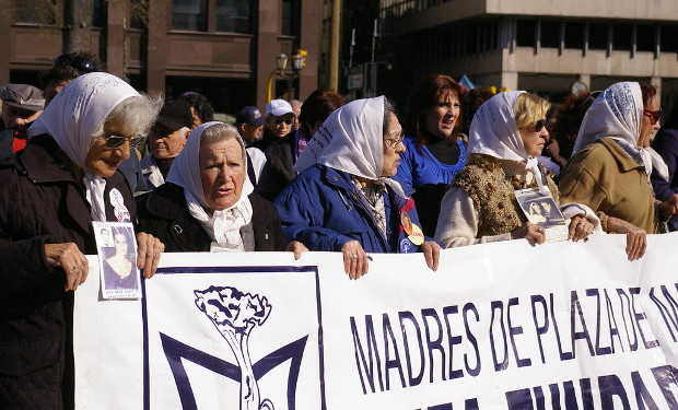 Madri di Piazza di Maggio: 45 anni di proteste alla ricerca dei loro figli desaparecidos. L'affetto del papa